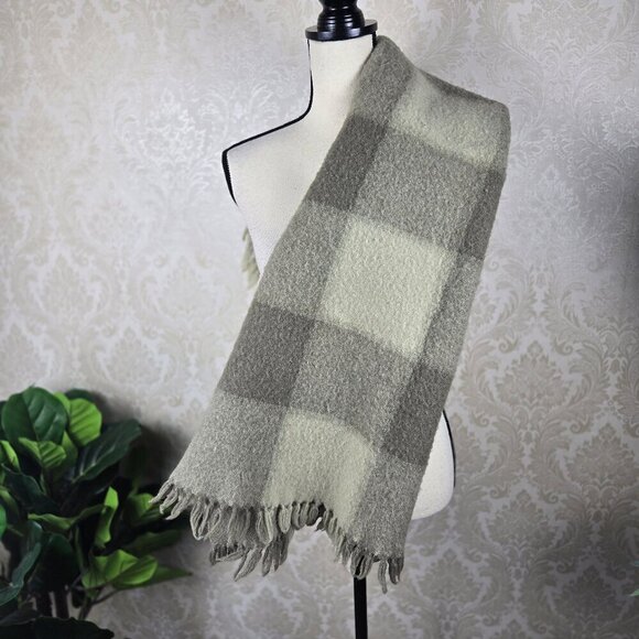 Large Scale Green Plaid Wool Lap Blanket with Fringed Ends Scarf Wrap - Picture 4 of 5